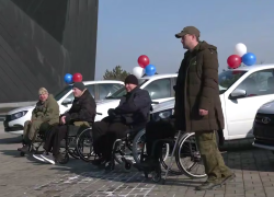 Пять ветеранов ДНР получили автомобили с ручным управлением