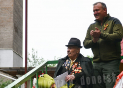  В Донецке у дома ветерана ВОВ Николая Базавлука прошел Парад Победы