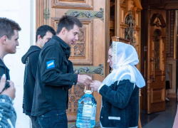 100 тысяч литров питьевой воды прихожанам Донецка раздали волонтеры