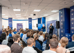 Диалог на равных: Кирилл Макаров встретился с молодежью ДНР