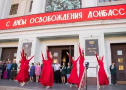 День освобождения Донбасса: донецкая молодежь провела концерт и подняла Красный флаг 