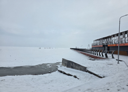 Азовское море покрылось толстой и ровной коркой льда у Мариуполя – края льдины не видно
