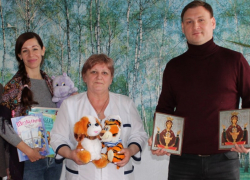 В роддомах Донецка всем малышам, рождённым 2 апреля, подарили первый подарок в их жизни - книгу 