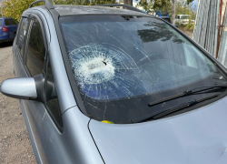 Житель Тореза со зла прорубил топором чужую машину