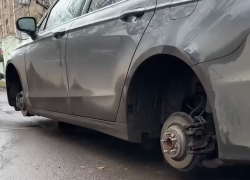 В центре Донецка сняли все колеса с машины известного блогера