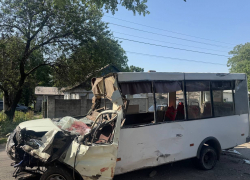 В Енакиево в ДТП с пассажирским микроавтобусом погибли 2 человека и 23 получили ранения