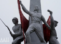 Строители из Подмосковья восстановят воинские мемориалы в Новоазовске к юбилею Победы