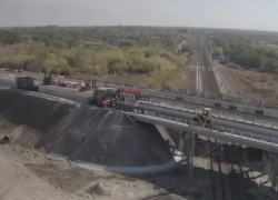 На удачу: во время восстановления путепровода в ДНР рабочие нашли подкову