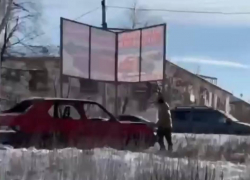 Возле макеевской галактики малолетние мародеры «калечат» заброшенное авто 