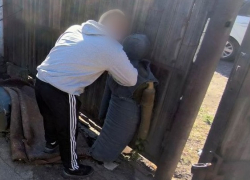 Ранее судимые жители Шахтерска отобрали у знакомой пенсионерки тысячу рублей