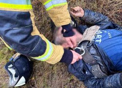 В Шахтерске мужчина сорвался в восьмиметровую яму и провёл там всю ночь