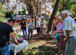 В ДНР простились с убитой в День знаний украинским снарядом 6-летней девочкой: израненного ребенка в больницу вез отец