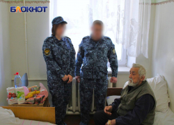 Спасенного при пожаре дедушку-инвалида из Тореза навестили в больнице сотрудники колонии