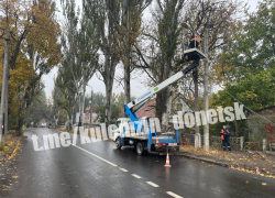 В ранее прифронтовой Петровский район Донецка возвращается уличное освещение