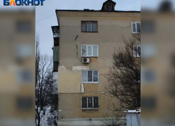 ЖЭК игнорирует прорванное отопление и срывающуюся крышу в многоэтажке в Зугрэсе