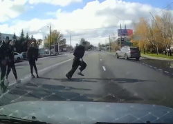 Школьник бросился под колеса автомобилей, перебегая дорогу в неположенном месте, - видео