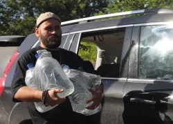 Активисты привезли около 500 литров воды школьникам в Курахово