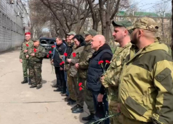 В Мариуполе установили мемориальную доску в память о Герое России Алексее Калмыкове