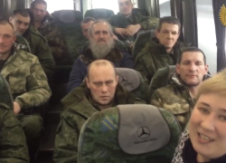 Освобождённые из украинского плена 9 военнослужащих ДНР и священнослужитель возвращаются домой