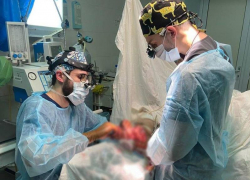 Хирурги спасли пальцы руки мужчины, пострадавшего при чудовищном обстреле рынка в Донецке