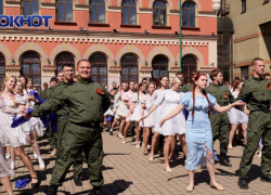 «Вальс Победы» в Донбассе: 80 молодых пар танцевали в честь 80-летия памятной даты
