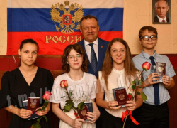 Юные жители Донецка получили свои первые паспорта в День флага России 