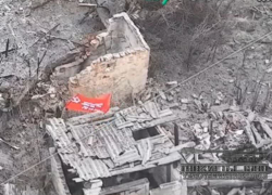Знамя Победы установили военнослужащие ВС РФ на крайней точке Марьинки ДНР: ВСУ отодвинуты