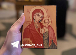 С собой у выживших при атаке дрона ВСУ журналистов «Блокнот» и РИА Новости была икона, подаренная отцом Михаилом из Горловки