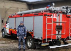 Сотрудник колонии помог спасателям потушить пожар в ДНР