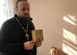 Священник из ДНР посоветовал Насте Ивлеевой не приезжать на Донбасс
