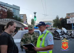 КАМАЗ переехал легковушку в центре Макеевки ДНР