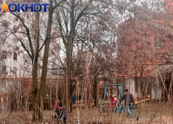 Вонючее болото начали убирать коммунальщики в Киевском районе Донецка