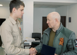 Под пулями разбирал завалы и переносил на себе раненых: 14-ти летний активист Юнармии удостоен нагрудного знака «Горячее сердце»