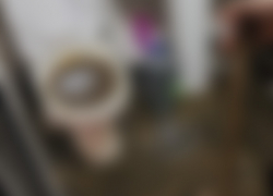 Фекалии пошли через унитаз в квартиры макеевчан из-за замерзшей канализации, фото внутри