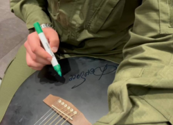 Финалист проекта «Голос» подарил свою гитару активистке «Движения Первых» из Волновахи