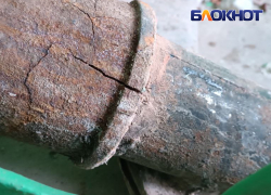 Три года с текущей зловонной канализацией живут жители Донецка, ЖЭК не реагирует