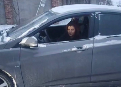 Перекрыла дорогу и «скрылась» от камеры на побитом Hyundai Solaris неадекватная дама в Донецке 