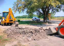 Ремонтники обустраивают новую автобусную остановку на дороге ДНР «Маркино - Щербак - Самойлово - Клинкино»