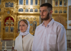 Влюблённая пара из Донецка крестилась в День семьи, любви и верности