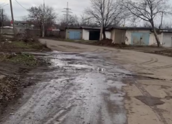 В Макеевке дорога вокруг целого квартала стала полосой препятствий