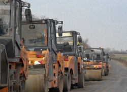 Рабочие расширяют автомобильные дороги к пунктам пропуска на границе ДНР с Ростовской областью