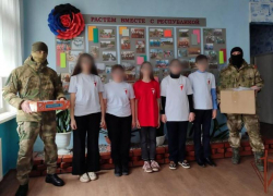 Мир не без добрых росгвардейцев: в ДНР бойцы помогли детскому саду, школе и семье с инвалидом