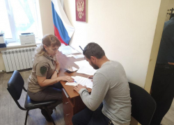 «Я повсюду иностранец, забери меня, мама, домой»: из Волновахи выдворили пятерых мигрантов 