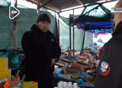 В центре Донецка ящиками продают тухлую колбасу и прокисшую молочку