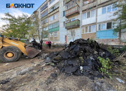 Демонтированную крышу возле дома в Зугрэс убрали спустя 2 месяца, сразу после визита журналистов «Блокнот»