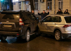 Неадекватный джигит на чёрном Land Criuser устроил погром в самом центре Донецка