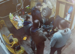 Двое мужиков ограбили психбольного друга после застолья в Торезе, ДНР