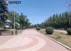 Выгоревшие газоны, плавящийся асфальт и страдающие от жары люди: температура воздуха в Донецке переваливает за +36