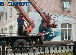 На стене дома в центре Донецка появился мурал о единстве
