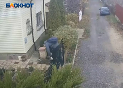 Камеры наблюдения сняли предполагаемого домушника в Донецке